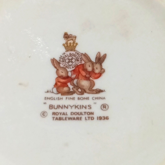 Vintage Royal Doulton Bunnykins Two-Handled Mug 'Trying on Hats' Fine Bone China - Picture 6 of 6